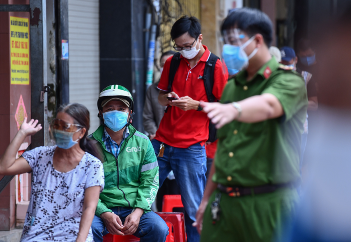 Ngày đầu TP.HCM tiêm vaccine COVID-19 cho shipper - 4