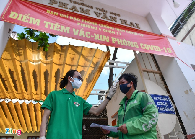 Ngày đầu TP.HCM tiêm vaccine COVID-19 cho shipper - 1