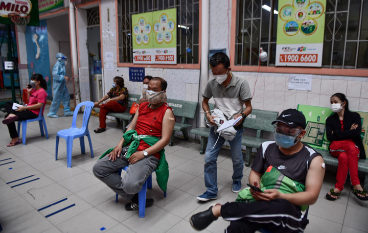 Ngày đầu TP.HCM tiêm vaccine COVID-19 cho shipper - 7