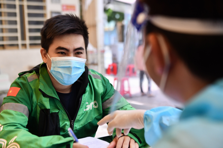 Ngày đầu TP.HCM tiêm vaccine COVID-19 cho shipper - 5
