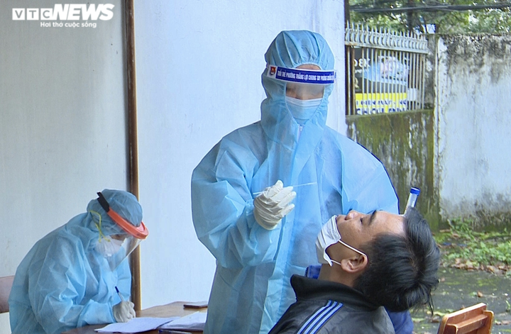 Gia Lai: 31 người về từ vùng dịch dương tính với SARS-CoV-2 - 1
