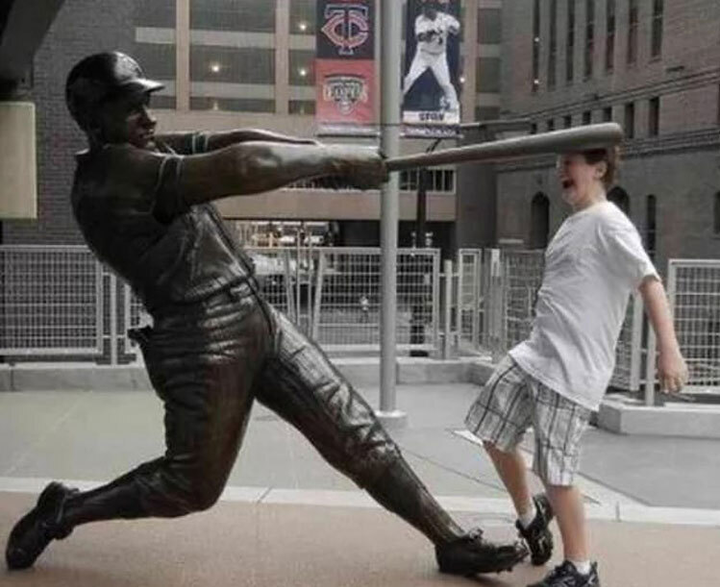 Những kiểu tạo dáng giữa người và tượng nhận về bão like - 1