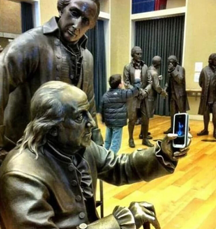 Những kiểu tạo dáng giữa người và tượng nhận về bão like - 10