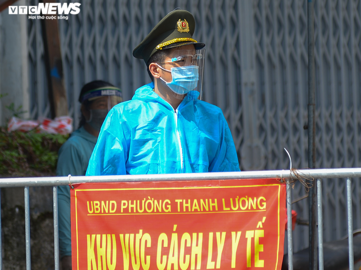 Ảnh: Dân Hà Nội ùn ùn tiếp tế cho người thân trong khu vực phong toả - 12