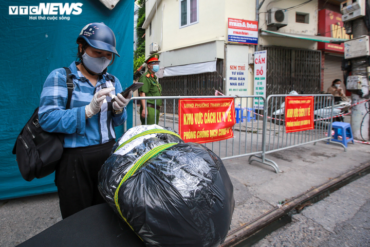 Ảnh: Dân Hà Nội ùn ùn tiếp tế cho người thân trong khu vực phong toả - 15