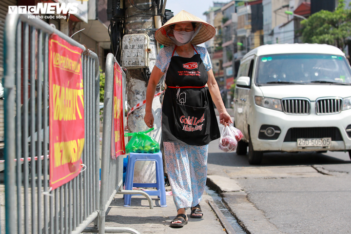 Ảnh: Dân Hà Nội ùn ùn tiếp tế cho người thân trong khu vực phong toả - 13