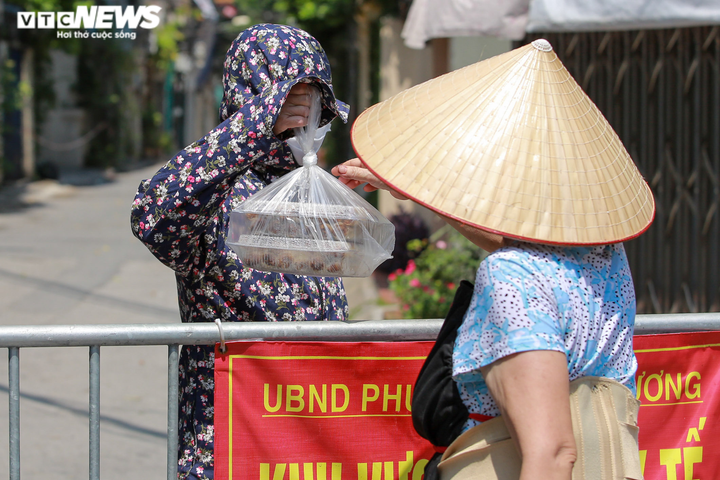 Ảnh: Dân Hà Nội ùn ùn tiếp tế cho người thân trong khu vực phong toả - 14