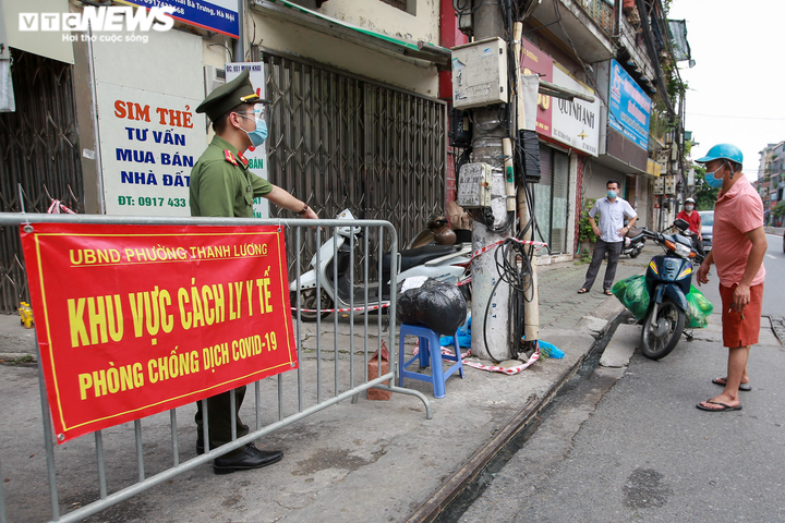 Ảnh: Dân Hà Nội ùn ùn tiếp tế cho người thân trong khu vực phong toả - 10
