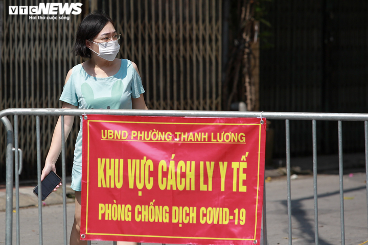 Ảnh: Dân Hà Nội ùn ùn tiếp tế cho người thân trong khu vực phong toả - 21