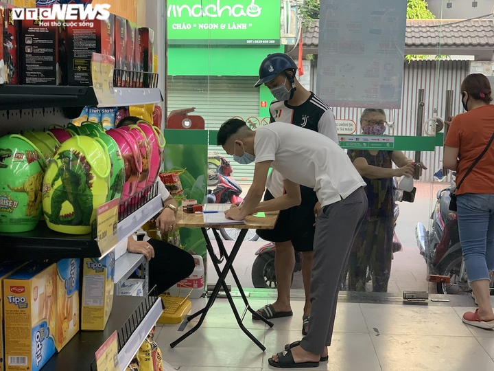 Sau sự cố liên quan ca F0, khách vẫn mua sắm đông đúc tại chuỗi siêu thị Vinmart - 7