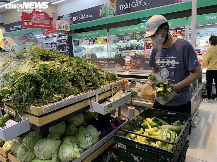 Sau sự cố liên quan ca F0, khách vẫn mua sắm đông đúc tại chuỗi siêu thị Vinmart - 10