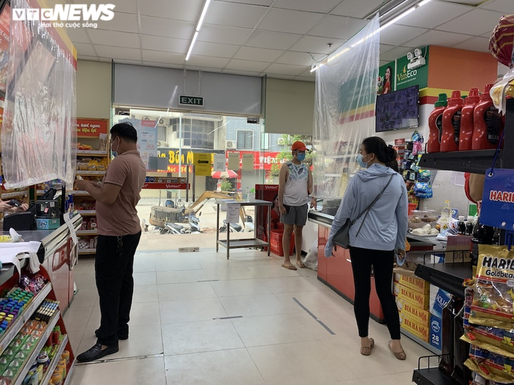 Sau sự cố liên quan ca F0, khách vẫn mua sắm đông đúc tại chuỗi siêu thị Vinmart - 8