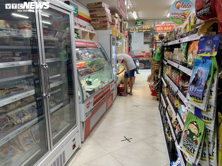 Sau sự cố liên quan ca F0, khách vẫn mua sắm đông đúc tại chuỗi siêu thị Vinmart - 9