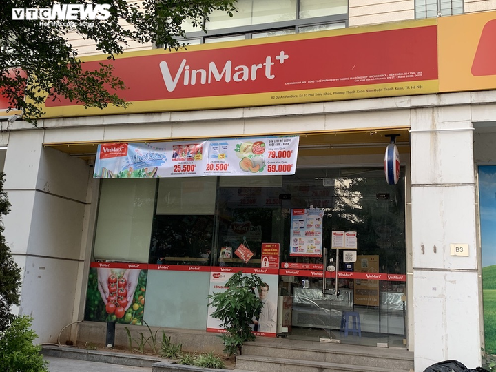 Sau sự cố liên quan ca F0, khách vẫn mua sắm đông đúc tại chuỗi siêu thị Vinmart - 3