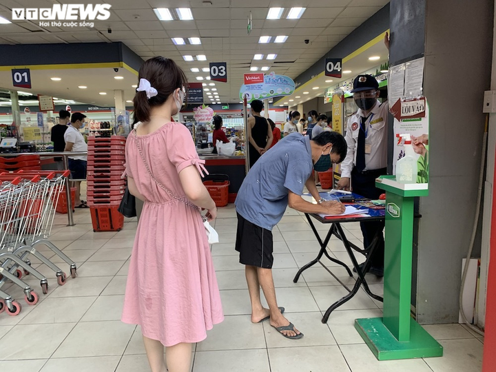 Sau sự cố liên quan ca F0, khách vẫn mua sắm đông đúc tại chuỗi siêu thị Vinmart - 6