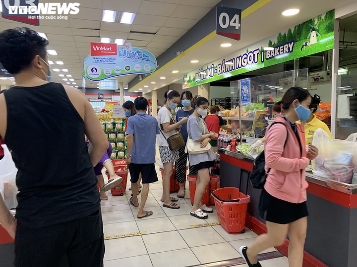 Sau sự cố liên quan ca F0, khách vẫn mua sắm đông đúc tại chuỗi siêu thị Vinmart - 13