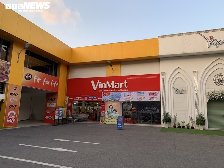 Sau sự cố liên quan ca F0, khách vẫn mua sắm đông đúc tại chuỗi siêu thị Vinmart - 1
