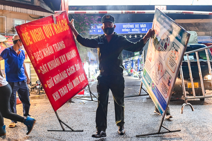 Hà Nội xuyên đêm xét nghiệm COVID-19 cho tiểu thương chợ đầu mối Long Biên - 7