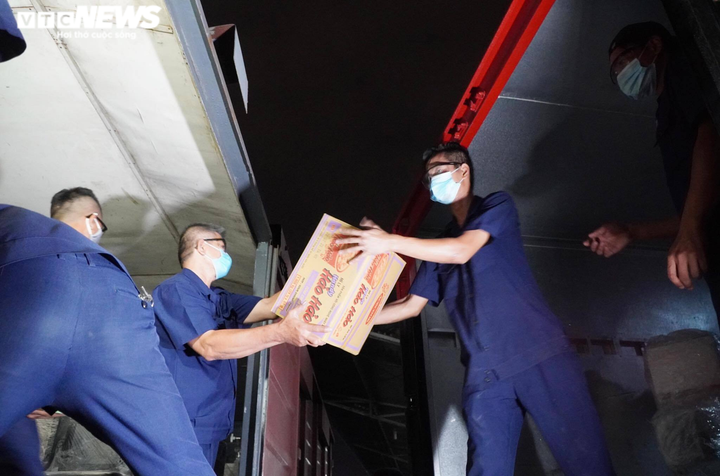 10 tấn vật tư, thiết bị y tế đã chuyển đến chi viện cho TP.HCM - 5