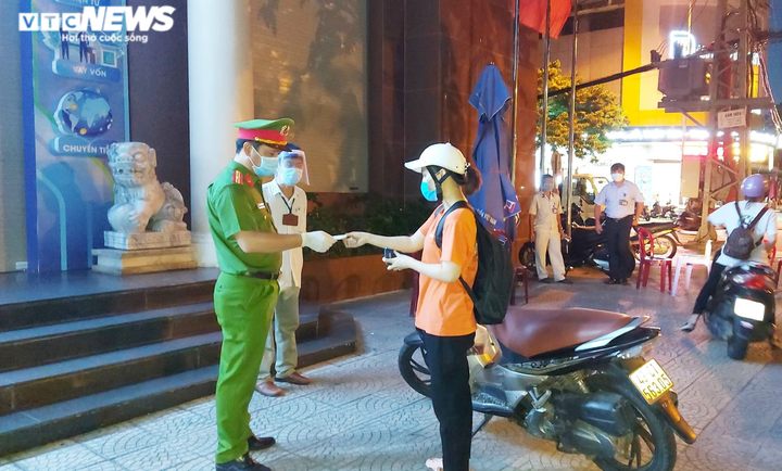 Đà Nẵng: Cấp giấy đi đường trái quy định, doanh nghiệp bị phạt 15 triệu đồng - 1