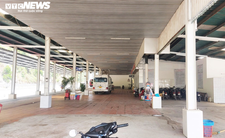 Không còn dòng người chạy xe máy về quê tránh dịch, hầm và đèo Hải Vân vắng lặng - 2