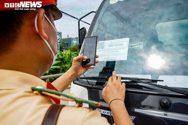 Vận tải ô tô khó đi đường vì COVID-19, Bộ Giao thông Vận tải gỡ vướng - 1