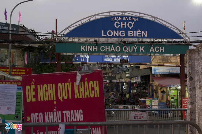 Hàng trăm tấn hoa quả kẹt tại chợ Long Biên - 1