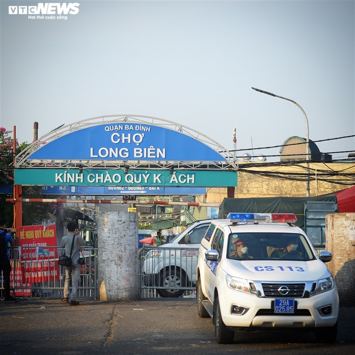 Ảnh: Ghi nhận ca mắc COVID-19, Hà Nội phong tỏa chợ đầu mối Long Biên - 5