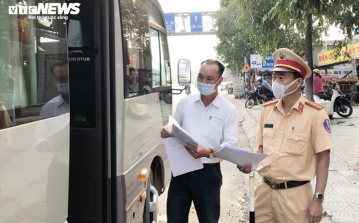 Đồng Nai yêu cầu cán bộ, công chức phải đeo thẻ ngành khi đi ngoài đường - 1