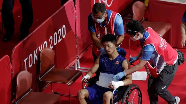 Ngồi xe lăn rời sàn đấu, võ sĩ Nhật Bản vẫn được xử thắng cuộc - 2
