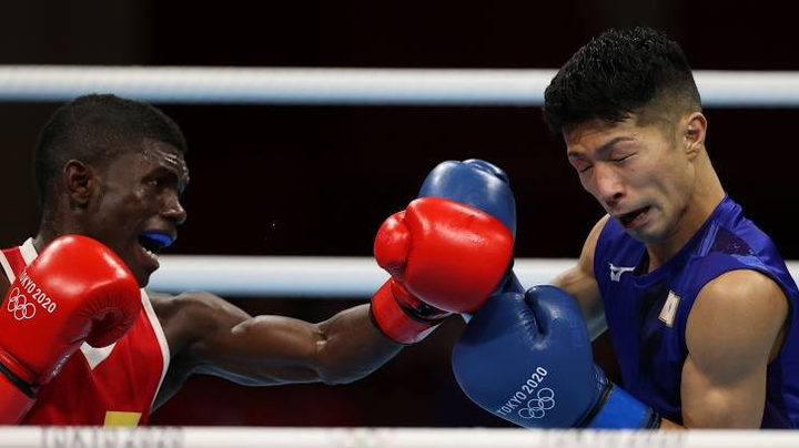 Ngồi xe lăn rời sàn đấu, võ sĩ Nhật Bản vẫn được xử thắng cuộc - 1