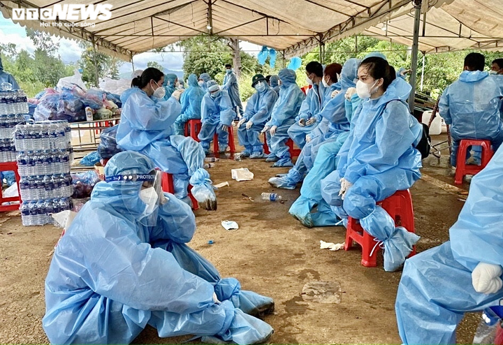 Nghẹn ngào hình ảnh tình nguyện viên Kon Tum vật vờ chợp mắt tại chốt kiểm dịch - 1