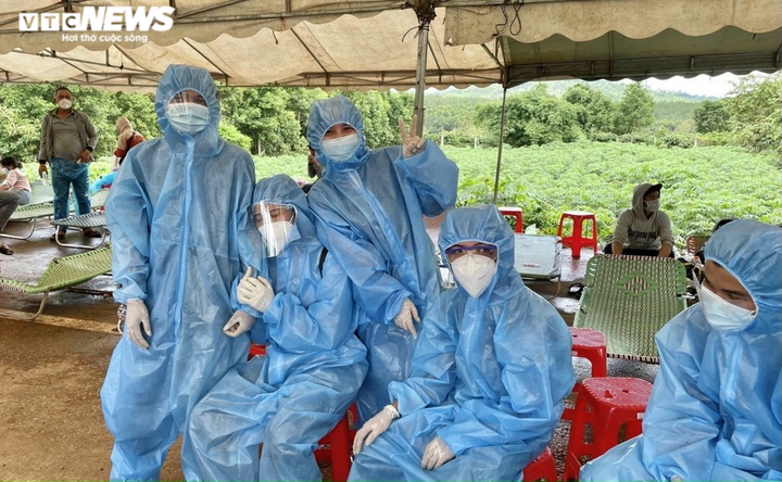 Nghẹn ngào hình ảnh tình nguyện viên Kon Tum vật vờ chợp mắt tại chốt kiểm dịch - 2