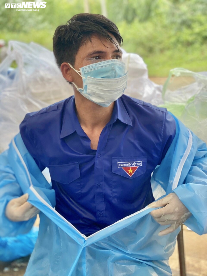 Nghẹn ngào hình ảnh tình nguyện viên Kon Tum vật vờ chợp mắt tại chốt kiểm dịch - 5