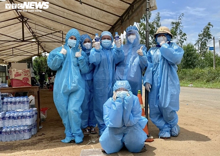 Nghẹn ngào hình ảnh tình nguyện viên Kon Tum vật vờ chợp mắt tại chốt kiểm dịch - 8