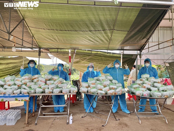 Nghẹn ngào hình ảnh tình nguyện viên Kon Tum vật vờ chợp mắt tại chốt kiểm dịch - 7