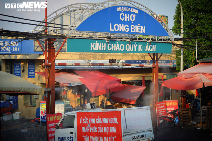 Ảnh: Ghi nhận ca mắc COVID-19, Hà Nội phong tỏa chợ đầu mối Long Biên - 8