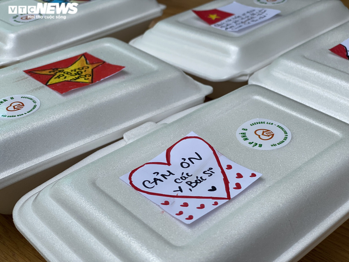 Những sticker ngộ nghĩnh kèm lời động viên trên hộp cơm gửi bác sĩ chống dịch - 12