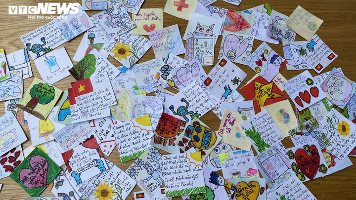 Những sticker ngộ nghĩnh kèm lời động viên trên hộp cơm gửi bác sĩ chống dịch - 1