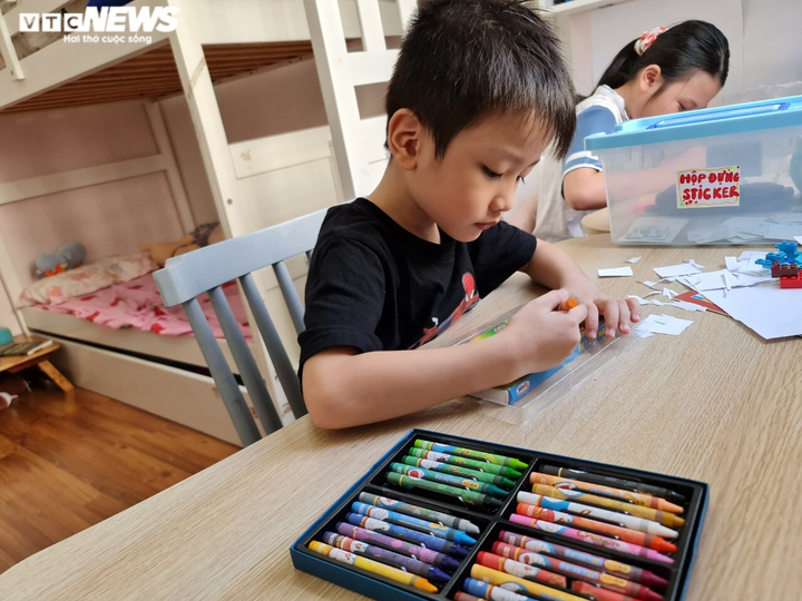 Những sticker ngộ nghĩnh kèm lời động viên trên hộp cơm gửi bác sĩ chống dịch - 2