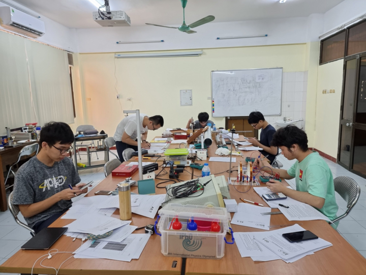 10X giành cú đúp huy chương Vàng Olympic Vật lý muốn thành nhà thiên văn học - 2