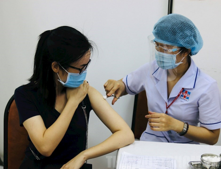Đồng Nai bắt đầu tiêm vaccine COVID-19 cho công nhân - 1