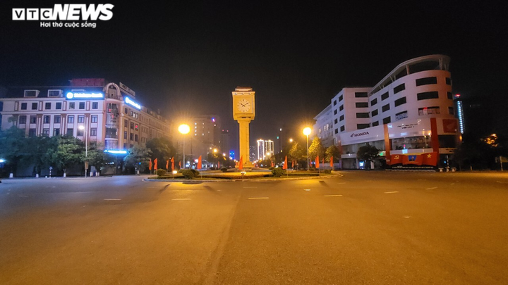 Ảnh: Đường phố Bắc Ninh vắng lặng sau quy định cấm ra đường lúc 21h - 2