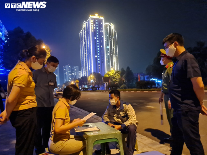 Ảnh: Đường phố Bắc Ninh vắng lặng sau quy định cấm ra đường lúc 21h - 10