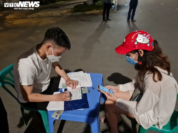 Ảnh: Đường phố Bắc Ninh vắng lặng sau quy định cấm ra đường lúc 21h - 12