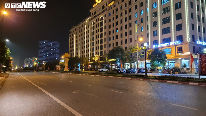 Ảnh: Đường phố Bắc Ninh vắng lặng sau quy định cấm ra đường lúc 21h - 3