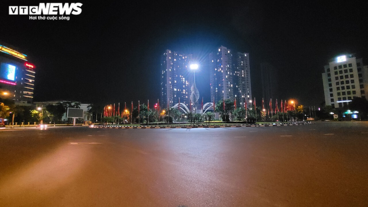 Ảnh: Đường phố Bắc Ninh vắng lặng sau quy định cấm ra đường lúc 21h - 5