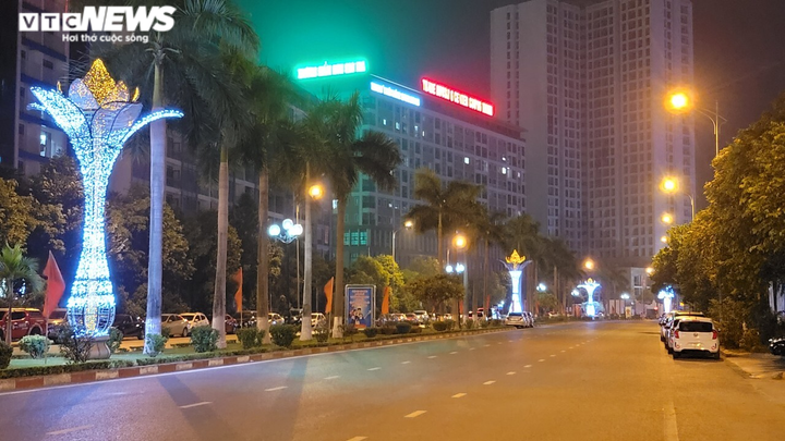 Ảnh: Đường phố Bắc Ninh vắng lặng sau quy định cấm ra đường lúc 21h - 7
