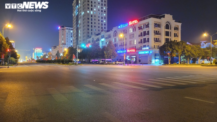 Ảnh: Đường phố Bắc Ninh vắng lặng sau quy định cấm ra đường lúc 21h - 1