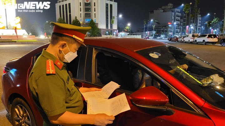 Ảnh: Đường phố Bắc Ninh vắng lặng sau quy định cấm ra đường lúc 21h - 9